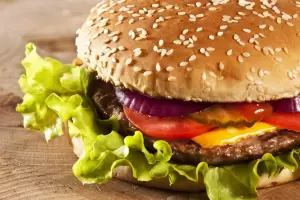 Inslito: pidi una hamburguesa y se escap para no pagarla