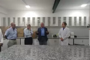 Autoridades de la UNCA y el Vicegobernador recorrieron el nuevo laboratorio de Control Qumico