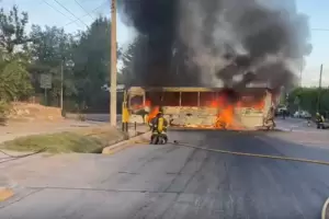 Tras un accidente, se incendi un colectivo que transportaba a ms de 40 chicos