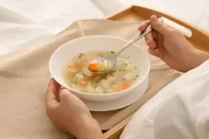 As se prepara la sopa que combate el envejecimiento desde el primer minuto