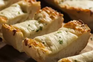 Paso a paso: Cmo hacer un pancito de ajo y queso?