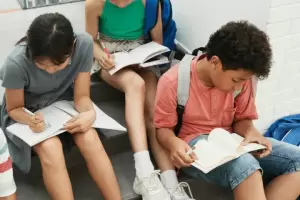 Vuelta al cole: recomendaciones para elegir mochilas y evitar problemas en la columna