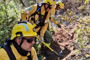 Brigadistas catamarqueos combaten los incendios forestales en el sur del pas