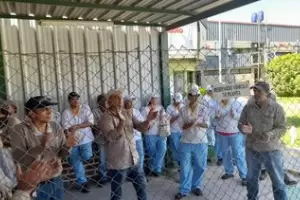 Trabajadores de la fbrica Camino se manifiestan por falta de pago de sueldos