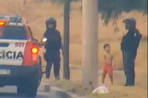 Video: resguardaron a un nio que sali de su casa y deambul por la calle