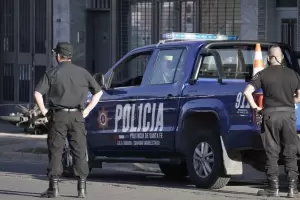 Polica manipulaba un arma, se le dispar y mat su compaero