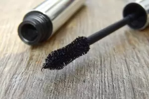 El truco casero para recuperar una mscara de pestaas seca