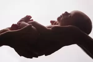 Beb de vientre subrogado qued abandonado en Crdoba