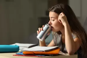 Salud desaconseja el consumo de bebidas energizantes en menores