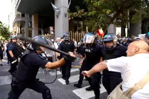 Represin policial durante la marcha de jubilados en el Congreso