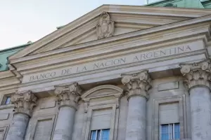 Milei firm un decreto para convertir al Banco Nacin en Sociedad Annima