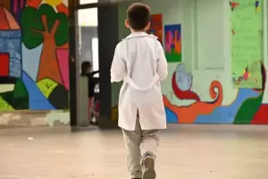 El sencillo truco casero para limpiar los guardapolvos blancos para el comienzo de clases