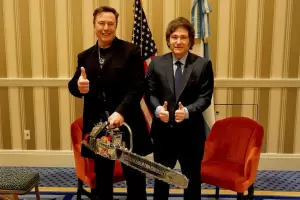 Javier Milei se reuni con Elon Musk y le regal una motosierra