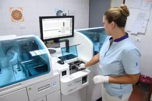 El Laboratorio del "San Juan" reforz su capacidad de diagnstico
