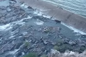 Dique Las Pirquitas: comenz a salir agua del vertedero