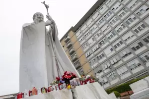Francisco desde el Gemelli: "Nuestro fsico est dbil, pero nada impide amar y rezar"