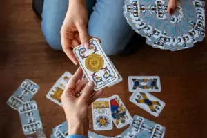 Tarot de junio 2025: sus predicciones en el amor, trabajo y salud
