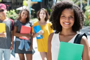 Cmo estudiar en Estados Unidos siendo latino en 2025?