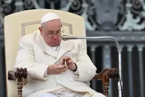Tras semanas internado, el Papa Francisco muestra signos de mejora