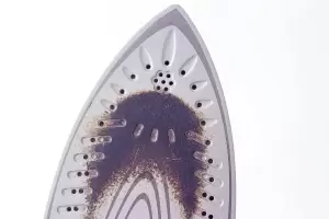 El truco casero para eliminar las manchas de la plancha en dos minutos