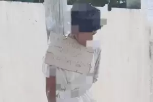 Le rob a un familiar y fue atado a un poste con un cartel en el pecho
