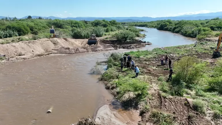 Continan los trabajos para restablecer el servicio de agua potable