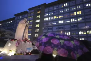 Francisco dej su habitacin por 20 minutos para ir a la capilla del hospital