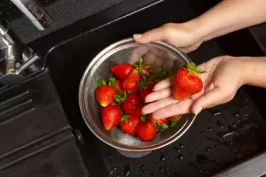 El truco para desinfectar las frutillas y que duren frescas por ms tiempo