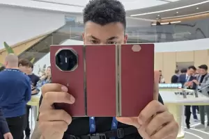 Sali a la venta el primer celular de tres pantallas con todos los chiches