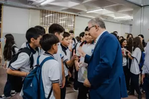 Jalil y Mera acompaaron la vuelta a las aulas con anuncios: "Se viene la escuela bilinge"