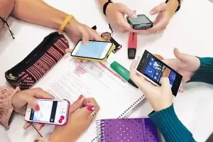 Francia pone un l�mite de 15 a�os y reaviva el debate sobre el acceso de los chicos a las redes