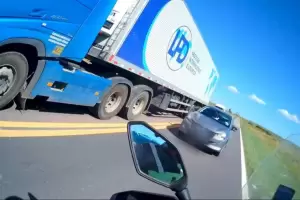 Impactante video: una automovilista casi mata a un motociclista por adelantarse en una ruta