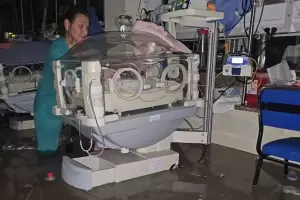 Un hospital se inund y los mdicos evacuaron a los pacientes y a los bebs