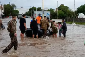Milei no viaja a Mendoza y maana sobrevolar Baha Blanca tras la tragedia