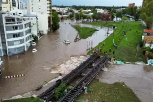 Ya suman 16 los muertos y 1450 personas evacuadas por el temporal en Baha Blanca