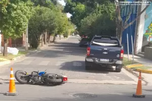 Choque entre una camioneta y una moto: una mujer fue hospitalizada