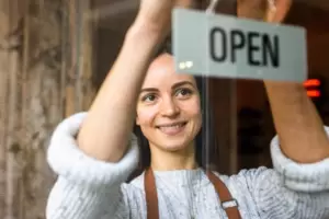 Puede un inmigrante indocumentado abrir un negocio en EEUU?