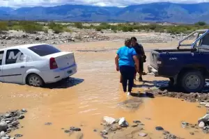 Grave: maestra rural qued atrapada en el cauce de un ro en Fiambal