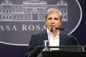 El Gobierno tiene expectativas en el FMI y la cosecha para contener la crisis cambiaria