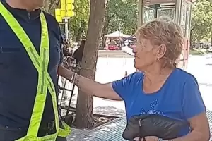 Polica devuelve bolso con ms de 500 mil pesos perdido