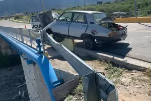 Valle Chico: perdi el control del auto y choc contra el muro de contencin del puente