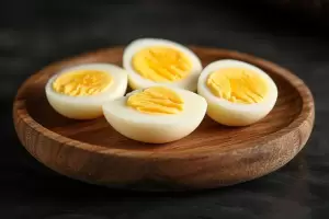 El truco definitivo para pelar un huevo duro sin quemarse los dedos