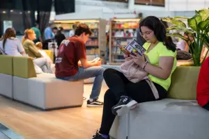 Taller de poesa experimental para celebrar el Da Mundial de la Poesa