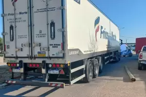 Camin se llev puesto un poste de alumbrado en Recreo