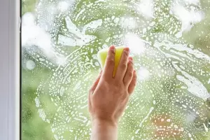 Paso a paso: Cmo limpiar los vidrios de casa rpidamente y sin dejar marcas?