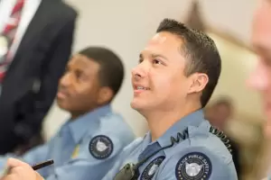 Qu se necesita para ser polica en EEUU?