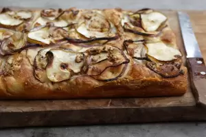 Cmo hacer focaccia de cebolla caramelizada, queso roquefort y peras