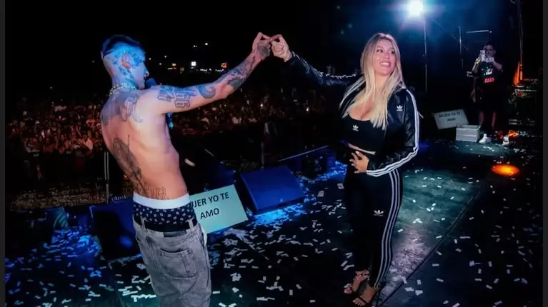 Wanda Nara junto a sus fan�ticas en Paraguay (Foto: Instagram /maxielbrother)