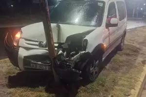 Una camioneta choc contra un poste del tendido elctrico