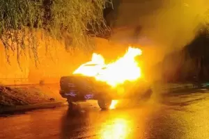 Voraz incendio de un automvil en el norte de la Capital